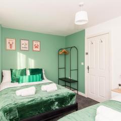 Workers Families Pet Friendly 7Bed 2Bath and WC Free Parking Garden 14PPL