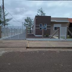 Casa em Tramandaí - 2 quadras da praia - Com ar condicionado e churrasqueira