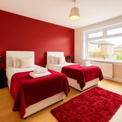 Register House Family or Contractor 4bed with Garden Driveway