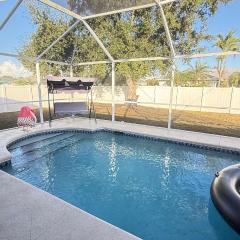 Elegant house with lots of light with patio and pool