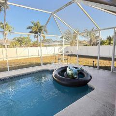 Elegant house with lots of light with patio and pool