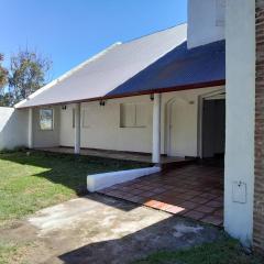 Estilo Campo Casa de 3 ambientes cochera interna