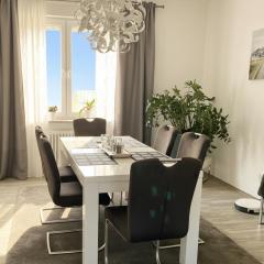 Premium Ferienwohnung "Christine ", Zentrale ruhige Stadtlage 100 QM Ebenerdige Dusche Terasse Kaminofen