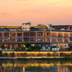 Phoenix San San Homestay-Located in Phoenix Ancient Town-all room types offer river views-One free high-speed train pick-up service-with butler-style service