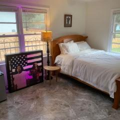 Lakeside Retreat with Yard and Deck--15 mins from Downtown ATL & Emory, 8 mins from Agnes Scott
