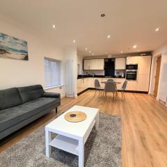Sleek Modern 2BDR Flat in Charming Pinner
