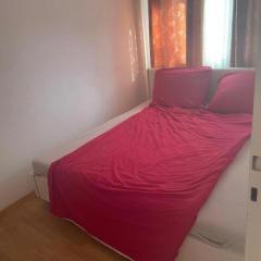 Room for 1 person,close to trade fair, free parking, supermarket near