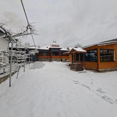 CĂSUȚA BUNICII CU PRISPĂ