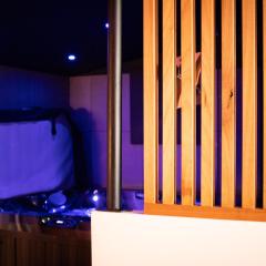 Love room - Litchi cinéma et Jacuzzi