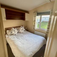 Relax By The Coast - Spacious 6-sleeper Caravan