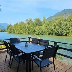 North Cascades Riverhouse retreat - hot tub, sauna