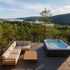 Bo I Trætoppene Med Smuk Udsigt Over Fjorden