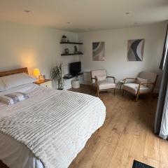 Cosy cabin nestled in the Surrey Hills