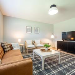 Indy Cottage Bliss: Comfort & Style Await You