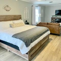 Serene Ivy Hills Home with Hot Tub & Screened Porch-Family Friendly