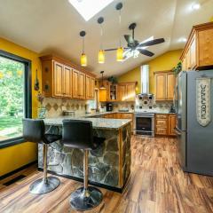 River Retreat Secluded Oasis with Hot Tub-Family Friendly