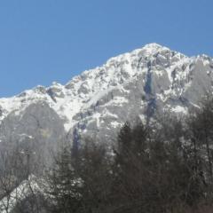 villa between lake and mountains