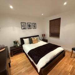 Large 5BR House with FREE Parking and WiFi plus Garden in Basildon, Essex