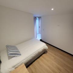 Excelente habitación cerca parque Simon Bolivar, Embajada y Movistar3