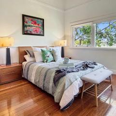 Kirribilli Gem - Retro Chic Spacious 2BR with Secure Garage