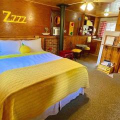 Sugar Pine Cabin - Quaint studio located in town