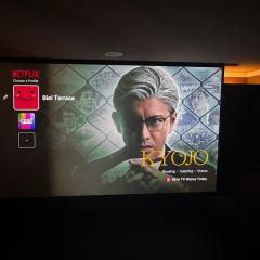 Biei Terrace 1F 78m2超大型ワンルーム 全ソファベッド7台 170型米Valerion社製最新プロジェクタ動画視聴 シャワー ミニキッチン付き