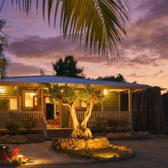 庭 と 宿 サトウキビ畑のそよ風吹く家