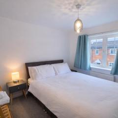 Family-Friendly 3BR Home with Garden & Parking, Close to Grantham Centre