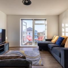 Lane End - Bright & Spacious 2-Bed Flat with Balcony & Parking