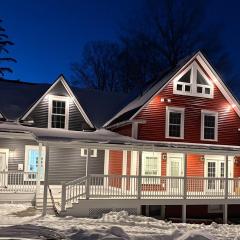 The Treehouse at 11 Gables - Center of Ludlow Village near Shopping and Restaurants