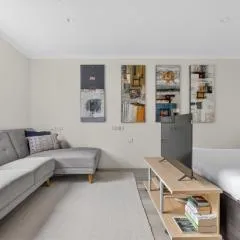 Central Studio with Pool, Gym Access 2mins Walk Beach