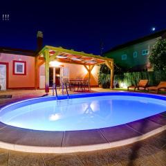 Holiday home Orange with heated pool and parking