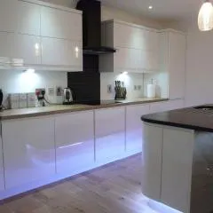 Charming 1BR Cottage with Garden, spacious rooms - part of Langley Serviced Apartments several properties in Wick