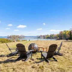 Coastal Red Farmhouse w/Firepit - Holiday Home