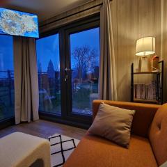 Chalet moderne avec grandes baies vitrées et espace plancha