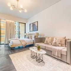 Tranquil Studio Just minutes Drive to Dubai Attraction, O10 Building Al Jaddaf by Deluxe Holiday Homes