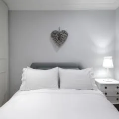 Hamilton Place - Beautiful and central city apartment with private entrance sleeps 4