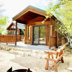Cozy Mountain-Style Cabin with Scenic Sierra Nevada Views Near Lone Pine, California