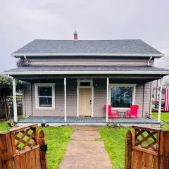 The Big Larz Casa, hot tub, pool, steps to Main Street