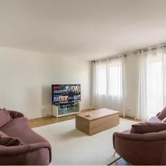 Spacious 3BR - Sleeps 9 - Eiffel Tower Peek View
