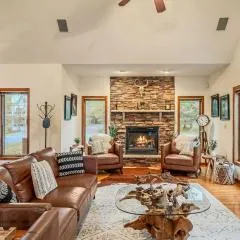 Entertainers Home w Deck Game Room Hot Tub Lake View Retreat by AvantStay