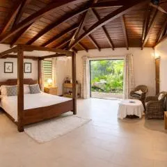 Cinnamon Room Four-Poster Bed, Freestanding Bath, Walk-In Shower & Infinity Pool