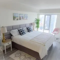 Luxury 42nd Floor Suite at Pantages, Free Parking, Steps to Eaton Centre & Dundas Sq