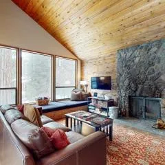 Dog-friendly house with pool hot tub fitness room fireplace grill & deck