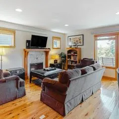 Home with a washer&dryer fireplace & spacious deck with grill