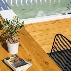 Dome suite,hot tub,sea view in Firostefani!