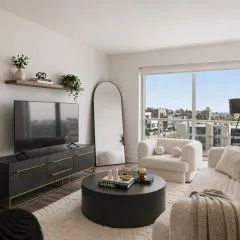 Luxury Hollywood Condo Skyline View Pool ,Jacuzzi , Gym& Parking