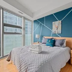 2 Bedroom Condo CN Tower & Lake View Balcony