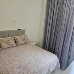 Apartamento novo e completo no coração de Copacabana