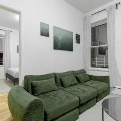 Modern 2BR Near LaGuardia & Subways